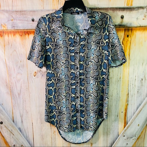 Boohoo Tops - NWOT Boohoo Button Down Hi Low Short Sleeve Snakeskin Print Blouse Blue Size 4